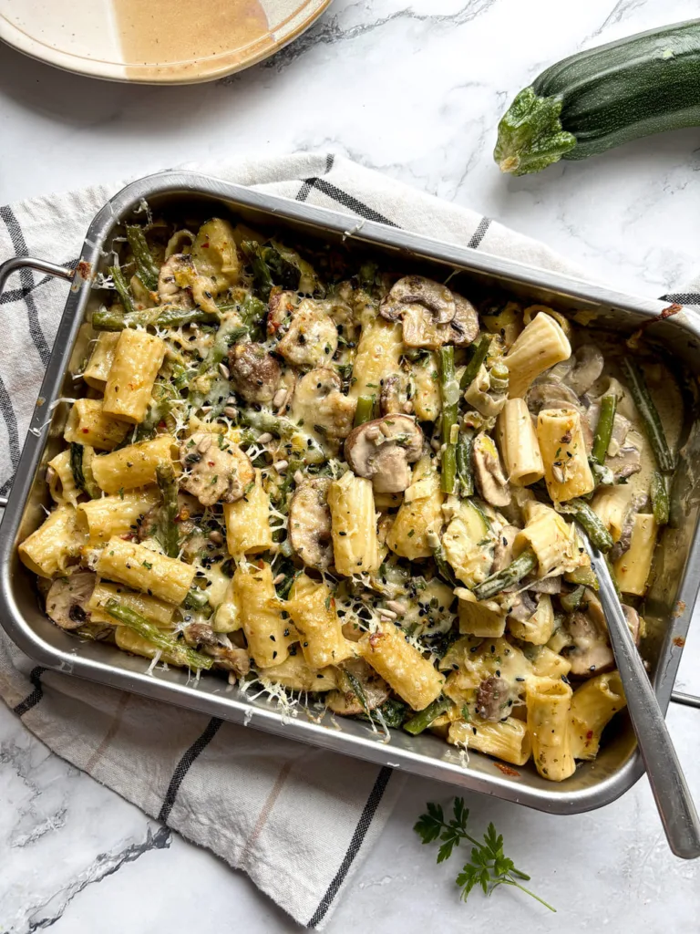 Pasta ovenschotel met groene pesto en prei