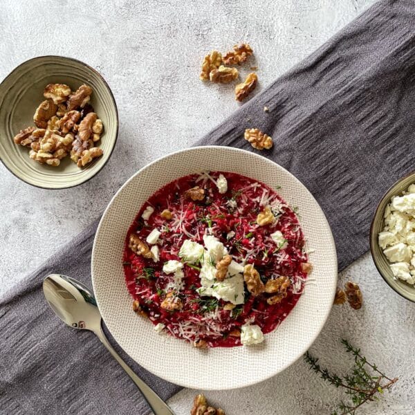 Rode bietenrisotto met feta, dille en walnoten | Groen Fatsoen
