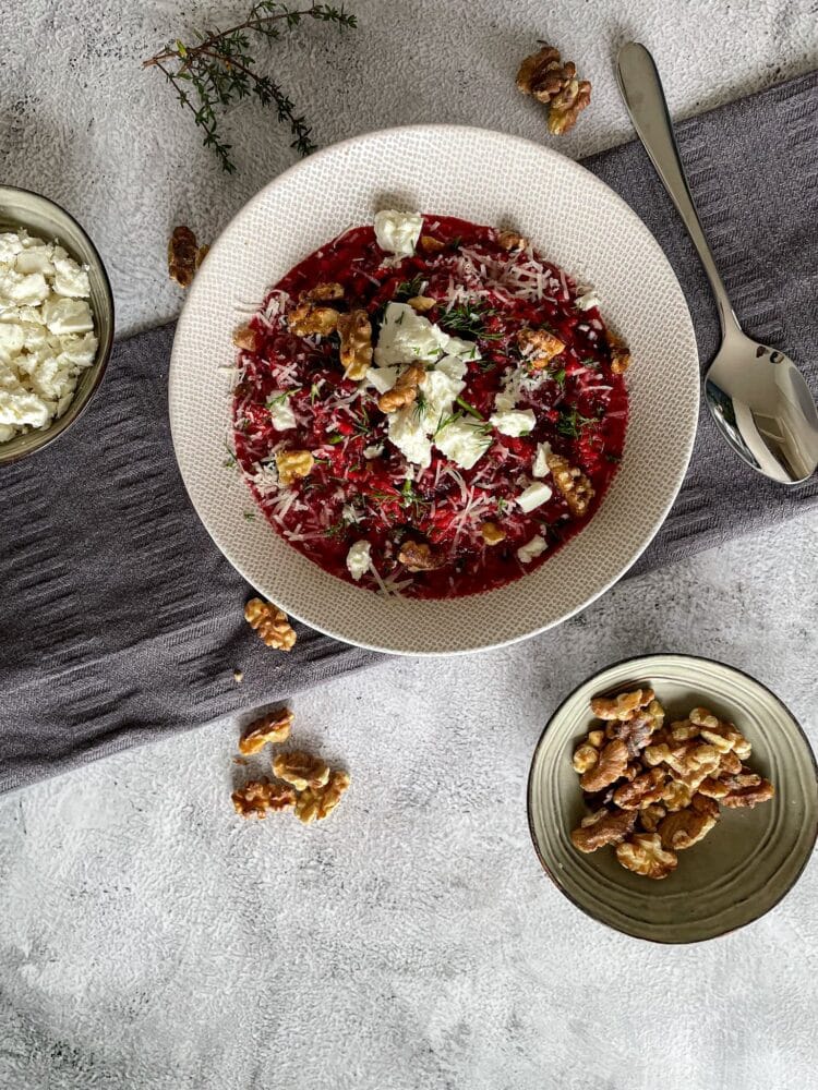 Rode bietenrisotto met feta, dille en walnoten | Groen Fatsoen