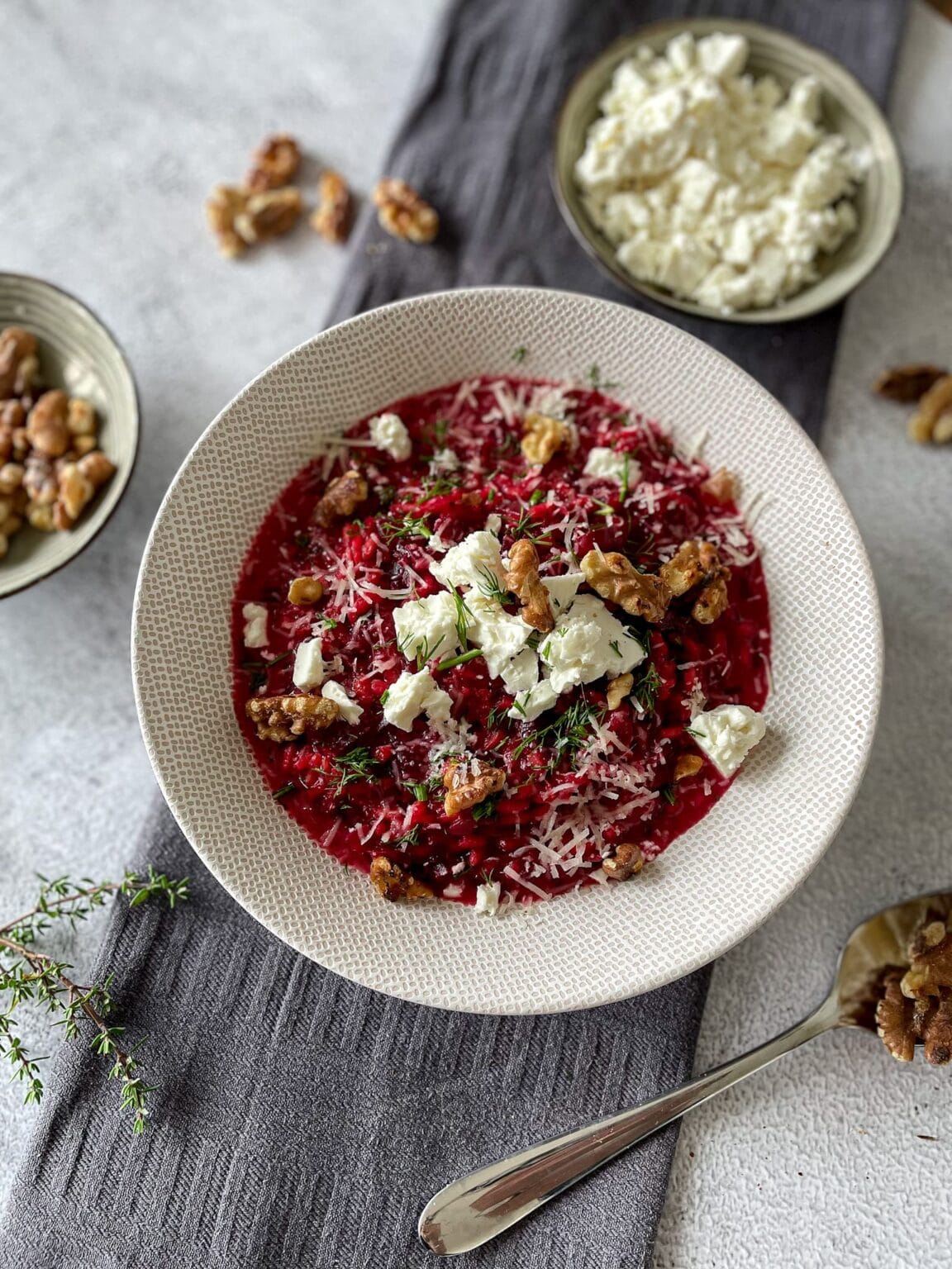 Rode bietenrisotto met feta, dille en walnoten | Groen Fatsoen