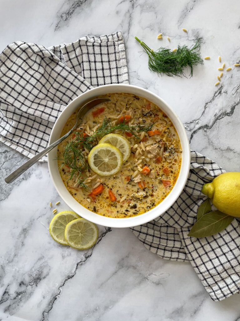 Vegetarische kippensoep met orzo en citroen