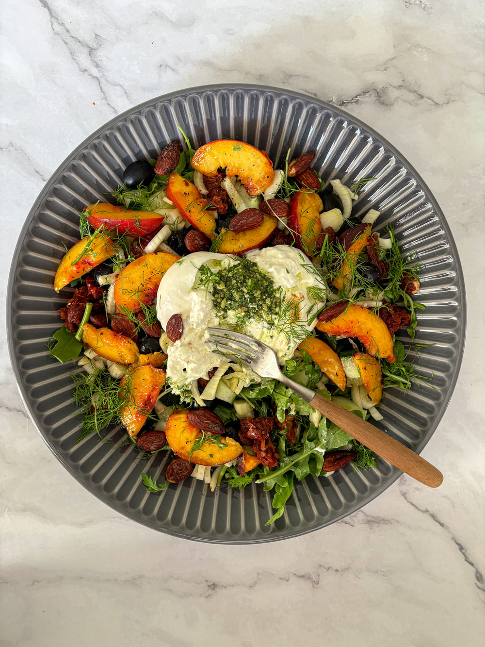 salade met perzik en burrata