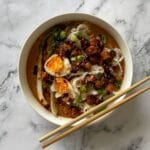 pinda ramen soep met crispy chili oil