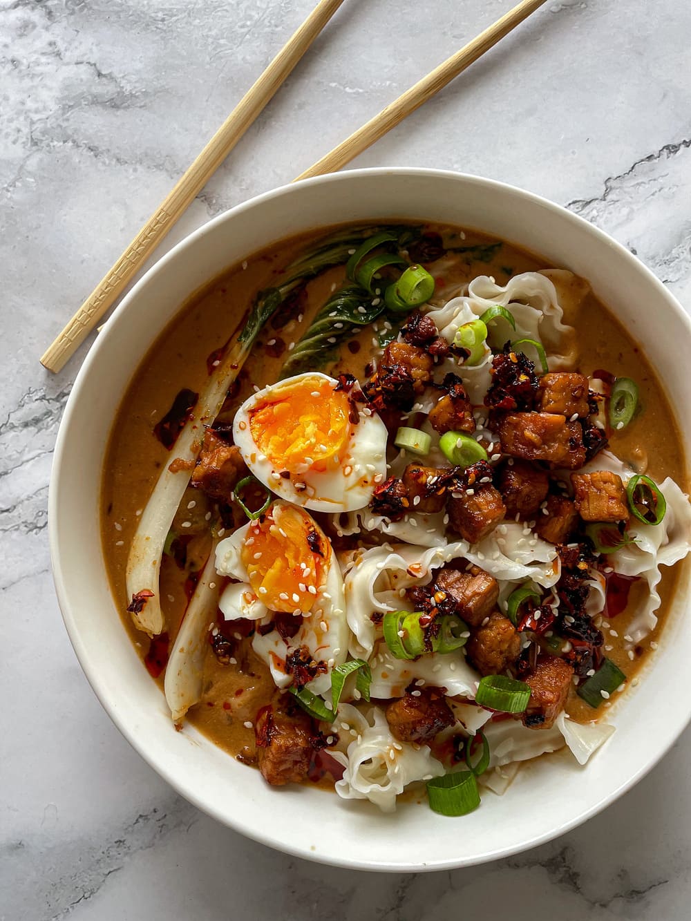 Ramen soep met crispy chili oil en tempeh Groen Fatsoen