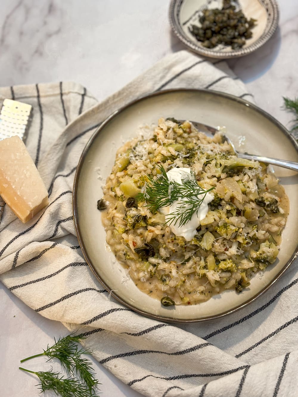 Broccoli risotto met dille en gefrituurde kappertjes | Groen Fatsoen