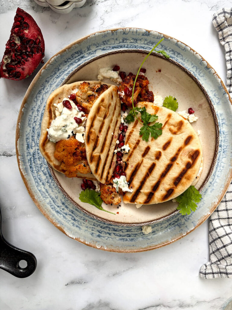Flatbread met harissa bloemkool
