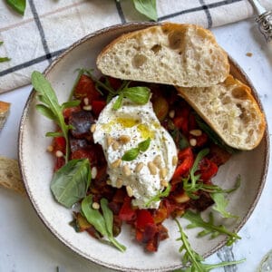 caponata met burrata