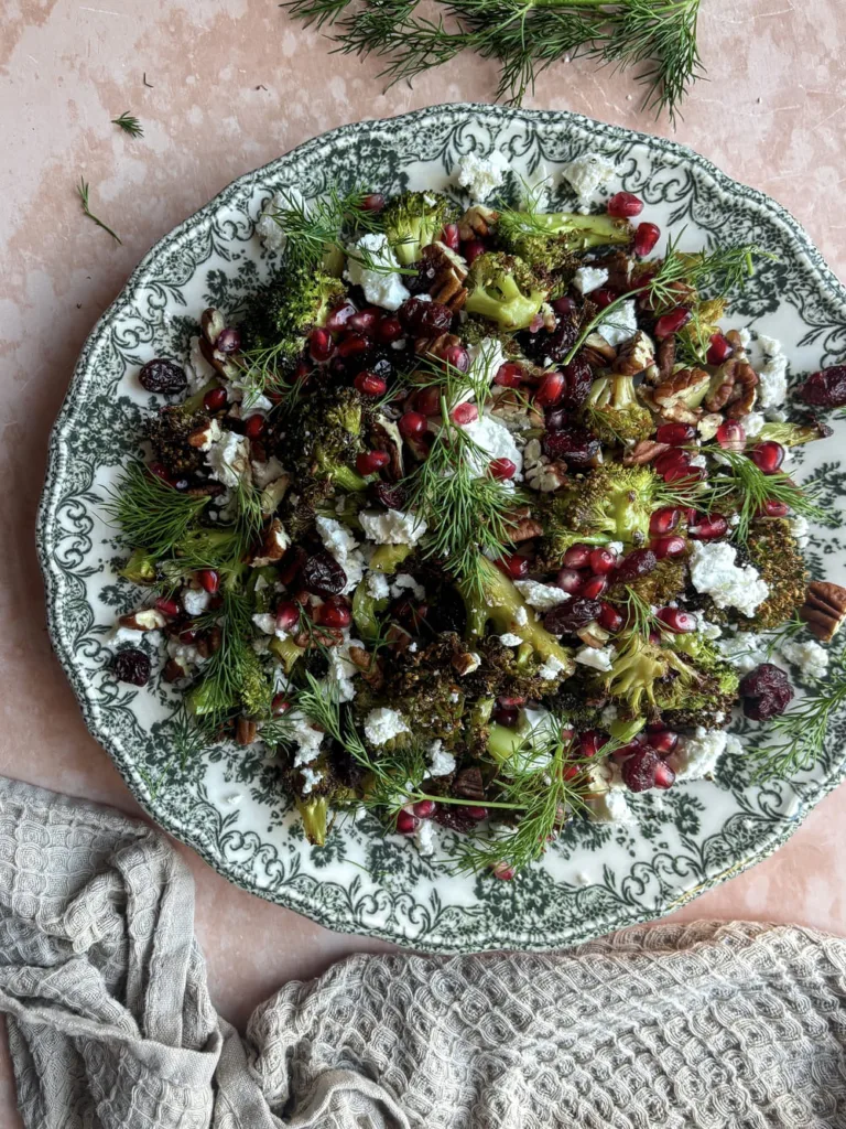 Hot honey broccoli salade met cranberries en pecannoten