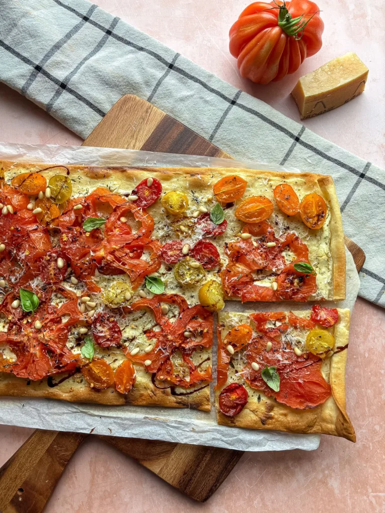 flammkuchen met tomaat en roomkaas