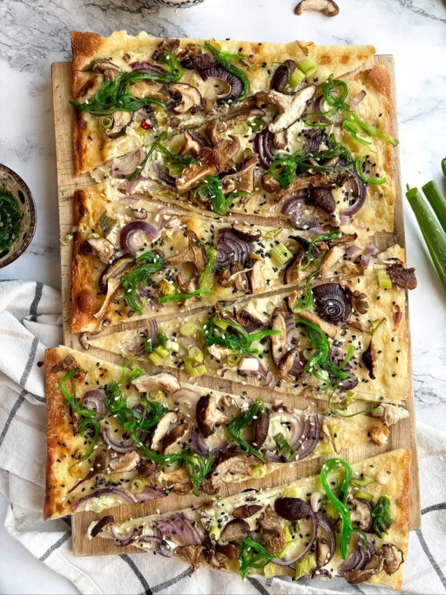 SUSHI FLAMMKUCHEN MET SHIITAKE 🍣🍱

Wie zegt dat flammkuchen alleen maar hartige, klassieke toppings nodig heeft? Deze sushi flammkuchen bewijst het tegendeel en tilt het traditionele gerecht naar een compleet ander niveau. Met een knapperige bodem combineren we hier verrassende smaken uit de Japanse keuken: een pittige hint van wasabi, frisse zeewiersalade en shiitake. Onwijs verrassend en makkelijk!

Benieuwd naar het recept? Je leest het recept uitgebreid na op mijn blog, link in bio 💚 Sla dit receptje op en volg @groen_fatsoen voor meer vega recepten. 

#kokenzonderpakjesenzakjes #liefdevoorkoken #kookblog #receptenblog #foodblog #foodphotography