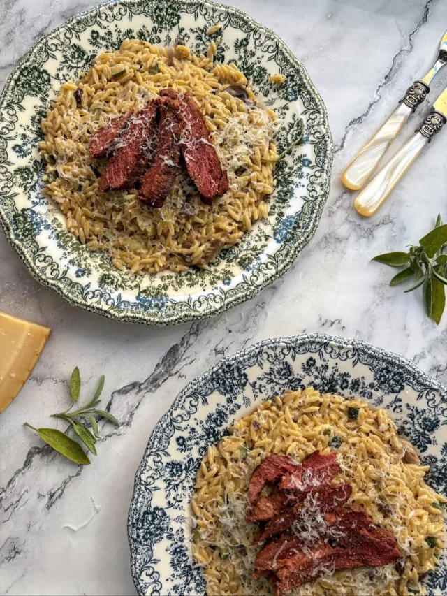 PADDENSTOELEN ORZO MET VEGA BIEFSTUK 🥩🌱

Orzo is zo’n pasta die stiekem vaak vergeten wordt, maar eigenlijk ontzettend veelzijdig is. In dit recept combineert het de romige smeuïgheid van risotto met de diepe smaken van gebakken paddenstoelen en kruidige specerijen. Samen met de vega biefstuk van @eatplanted heb je een luxe, maar toch makkelijke maaltijd die ideaal is voor een doordeweekse avond.

Benieuwd naar het recept? Je leest het recept uitgebreid na op mijn blog, link in bio 💚 Sla dit receptje op en volg @groen_fatsoen voor meer vega recepten. 

#kokenzonderpakjesenzakjes #liefdevoorkoken #kookblog #receptenblog #foodblog #foodphotography #vegetarischrecept #paddenstoelen #vegetarischkoken