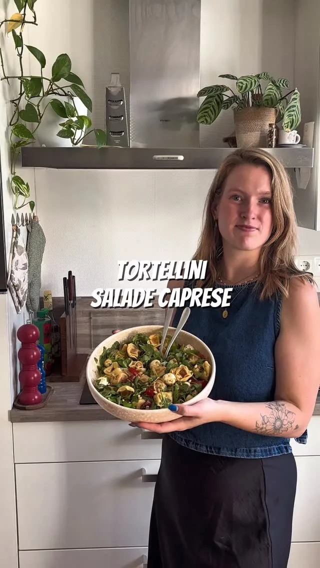 TORTELLINI SALADE CAPRESE 🥗🍅🍝

Deze salade is fris, romig én vullend – perfect voor als je iets lichts wilt dat toch voldoening geeft. Of je ’m nu maakt voor een picknick, een makkelijke doordeweekse avond of als bijgerecht bij de barbecue: hij scoort altijd.

INGREDIËNTEN 🛒

250 gram verse tortellini mozzarella & tomaat
245 gram mini buffelmozzarella @galbani_nl 
125 gram zoete cherrytomaatjes
6 zongedroogde tomaatjes
15 gram verse basilicum
75 gram rucola
15 gram pijnboompitten
1 eetlepel balsamico azijn
1 eetlepel groene pesto
1 eetlepel olijfolie extra vierge
zout en peper

INSTRUCTIES 👩‍🍳

🌱Breng een pan met gezouten water aan de kook. Bereid de tortellini volgens de aanwijzingen op de verpakking. Giet af en spoel af met koud water, laat afkoelen in een vergiet.
🌱Snijd de cherrytomaatjes, zongedroogde tomaten en basilicum. Laat de mozzarella bolletjes uitlekken. Maak een koekenpan warm en rooster hierin de pijnboompitjes.
🌱Maak een dressing door de pesto, balsamico, olijfolie, peper en zout te mengen.
🌱Doe de tortellini in een schaal. Voeg de tomaat, mozzarella, basilicum, rucola en dressing toe. Schep alles goed door elkaar. Maak af met de pijnboompitten en wat extra zout en peper.

💡TIPS & VARIATIES: Ook lekker met extra parmezaanse kaas vlokken

Benieuwd naar het recept? Je leest het uitgebreid na op mijn blog, link in bio 💚 Sla dit receptje op en volg mij voor meer vega recepten. 

#kokenzonderpakjesenzakjes #liefdevoorkoken #kookblog #receptenblog #foodblog #foodphotography #foodfotografie #foodforfoodies #eatplants #fyp #saladerecept #koken #kookinspiratie #receptenblog #vegetarisch #tortellini #tortellinisalad #pastasalade