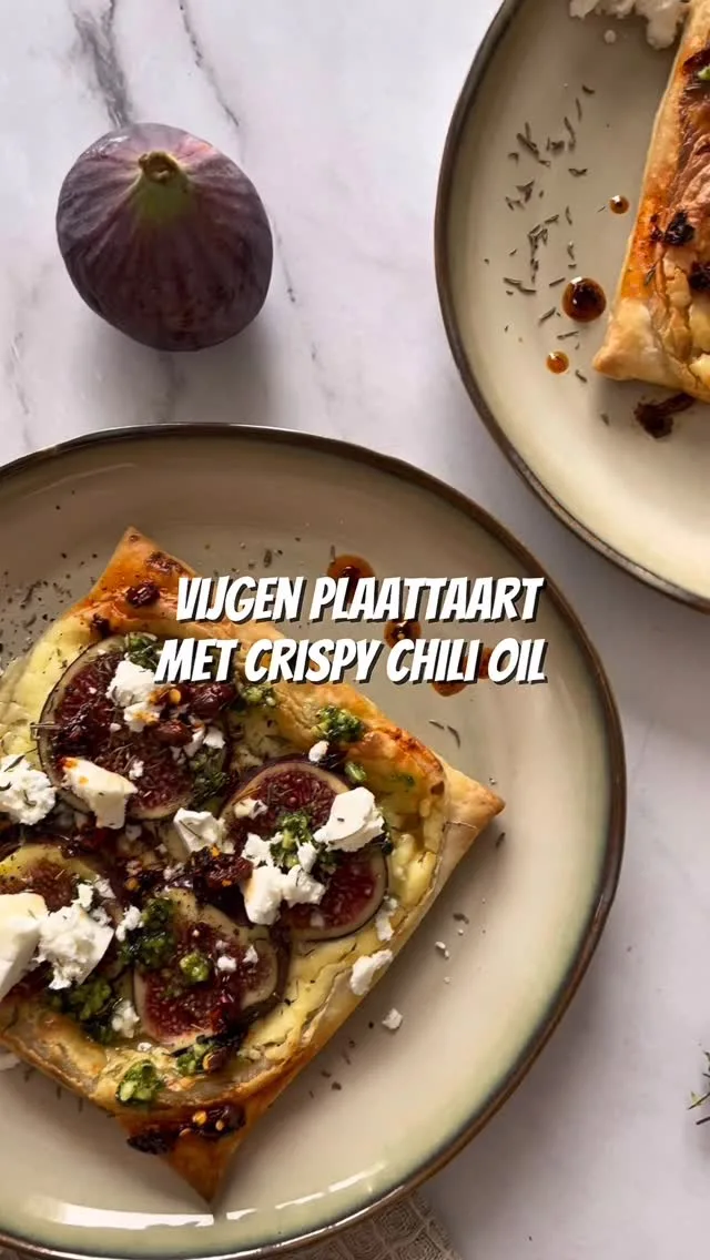 PLAATTAART MET VIJGEN EN CRISPY CHILI OIL 🌶️🤤

INGREDIËNTEN 🛒 (2 personen)

2 vijgen
4 plakjes bladerdeeg
200 gram creme fraiche
2 eetlepels groene pesto (van de versafdeling)
1 eetlepel honing
1 eetlepel crispy chili olie
100 gram feta
1 theelepel tijm (gedroogd)
zout en peper

INSTRUCTIES 👩‍🍳

🌱Verwarm de oven voor op 220 graden. Ontdooi de plakjes bladerdeeg en besmeer deze met een laagje crème fraîche en wat zout en peper. Druk de plakjes tegen elkaar aan om een grote plaattaart te krijgen of maak mini’s door ze los van elkaar te leggen. Bak de taart voor ongeveer 15 – 20 minuten goudbruin in de oven.
🌱Snijd de vijgen in plakken en verkruimel de feta.
🌱Beleg de plaattaart met vijgen, verse pesto, feta en tijm. Drizzle wat honing en crispy chili oil over de taart.

Je leest het recept nog uitgebreid na op mijn blog, link in bio 💚 Sla dit receptje op voor later en volg @groen_fatsoen voor meer receptjes.

#receptenblog #gezonderecepten #vegetarischerecepten #watetenwevandaag #gezondleven #gezondgenieten #lekkereten #lekkermakkelijk #lekkerensimpel #vijgen #plaattaart #hartigetaart #crispychilioil #tantefanny